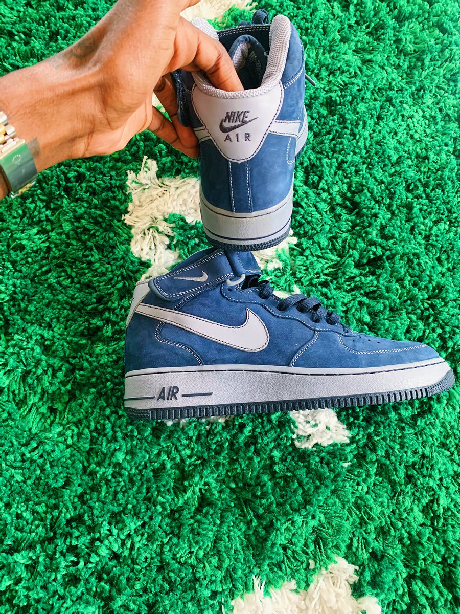 wisethesecond's tweet photo. I donโt chase the hype. I wear what I like. I bet you @nelly or @asaprocky ainโt got these. Air Force 1 Mid โDark Obsedian Stealthโ (2005) never worn until today. History. Who remember these?! #KicksOfTheWeek https://t.co/wnoJNYea8y