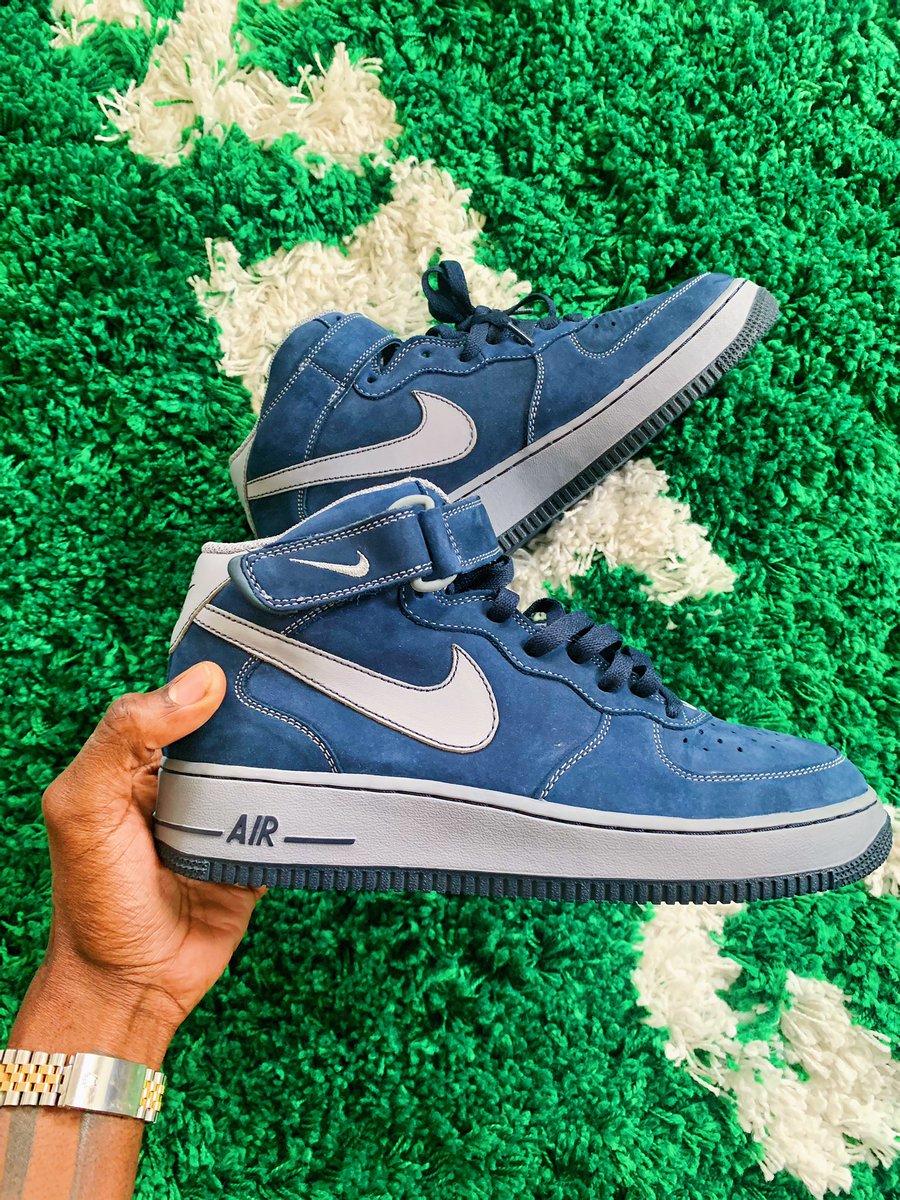 wisethesecond's tweet photo. I donโt chase the hype. I wear what I like. I bet you @nelly or @asaprocky ainโt got these. Air Force 1 Mid โDark Obsedian Stealthโ (2005) never worn until today. History. Who remember these?! #KicksOfTheWeek https://t.co/wnoJNYea8y
