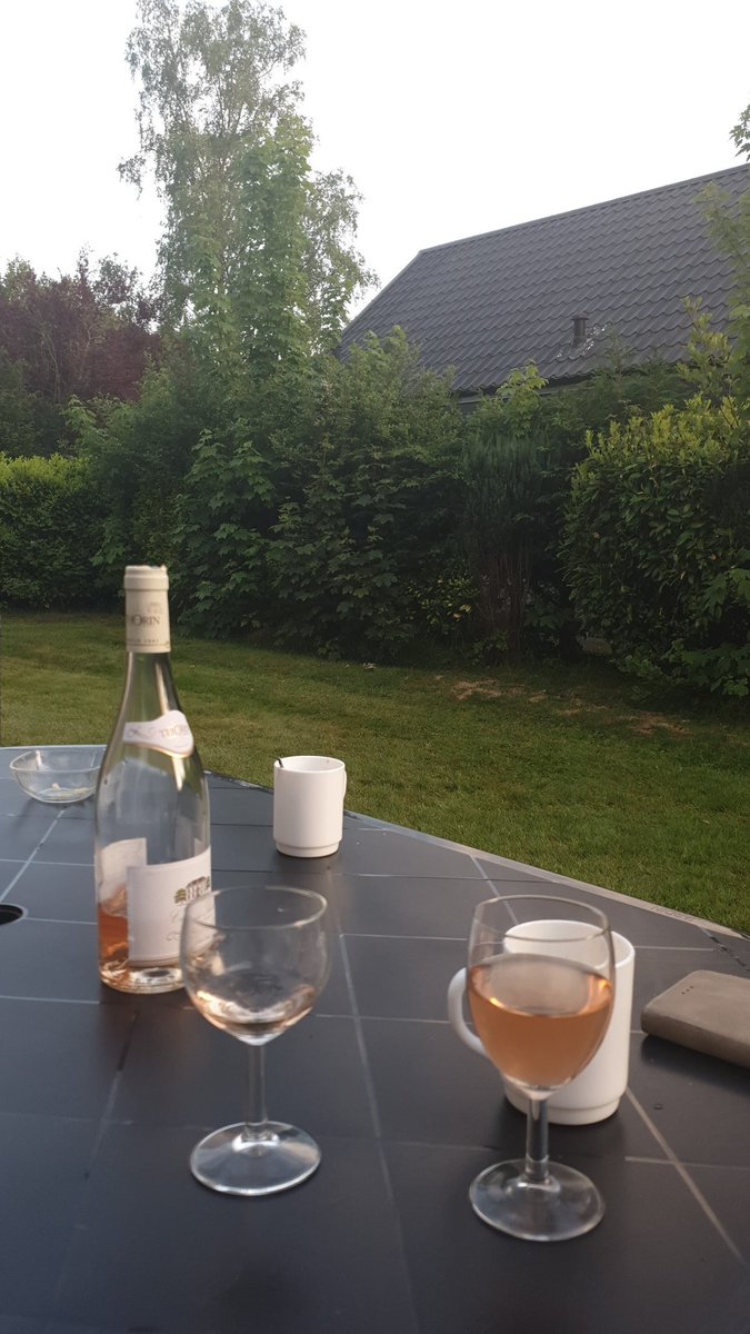 Bonothecat's tweet photo. @Aoife_N_Frances #TimsTwitterListeningParty #perfectsoundtrackfortheevening https://t.co/bP0h6QA9y8