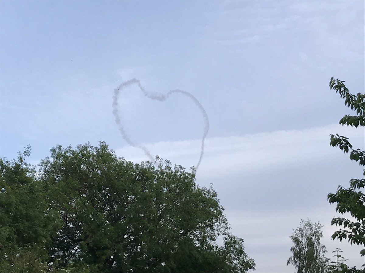 甘ちゃん 木曜8時に恒例のnhsに感謝を伝えるってので ケンブリッジ上空にも飛行機雲が作られた ハートとニコちゃんマークかな