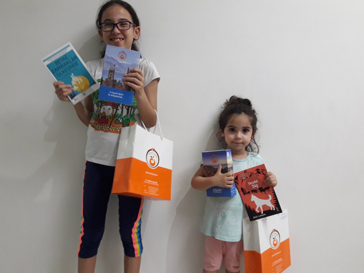 Antalya Valimiz, Sayın Münir KARALOĞLU'nun çocuklarımıza yapmış olduğu bu güzel bayram sürprizi için, saygılarımızı ve şükranlarımızı sunuyoruz.
#ResimYapHediyeyiKap
#RamazanBayramı
#ÇikolataKütüphanesi
#EnTatlıKampanya
<a href="/munirkaraloglu/">Münir Karaloğlu</a>
<a href="/mustafa_yigit06/">Mustafa Yiğit</a>
@YUKSELARSLAN07
<a href="/FTurkoz07/">Fatih Türköz 🇹🇷</a>