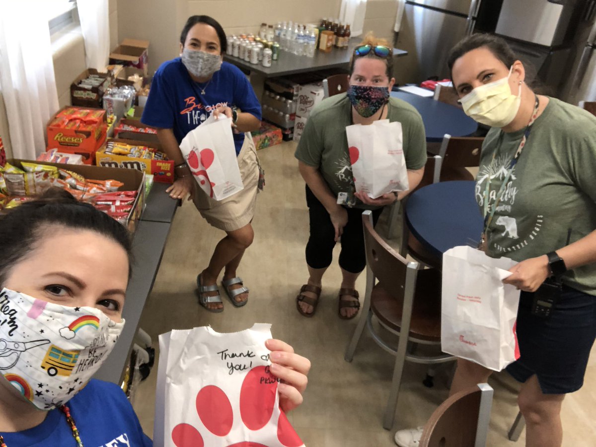 MsSmith_art's tweet photo. Start of family distribution day!  Got to meet back up with my CAMP team and Bradley family!  I also got to see some kiddos!  Thanks for the lunch PTO and Bradley Admin!!! @BradleyCISD @ConroeISD @MrsMac_Art @MrsFlakeMusic @jessy_orlando @coachlharrison https://t.co/PRNOiIHJYN