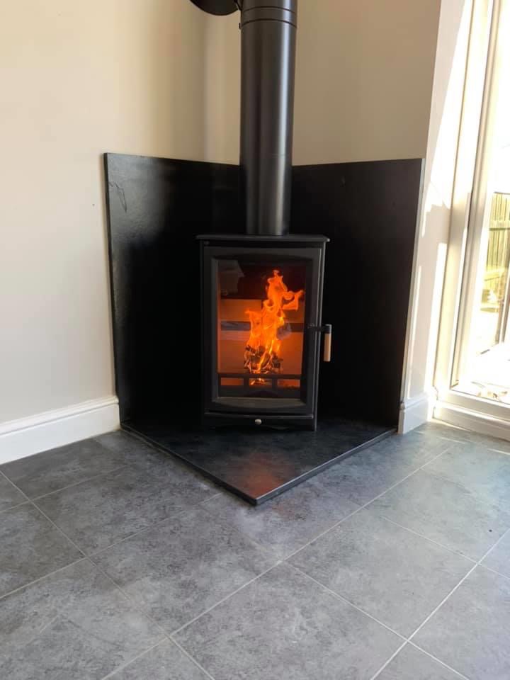 🔥🔥Tuesday- the Simply stoves team was in Hornsea, Installing this highline stove with fantastic tall viewing glass, easy to control, full slate hearth and surrounds all fitted externally on a twin wall insulated chimney system on a new build property 🔥🔥