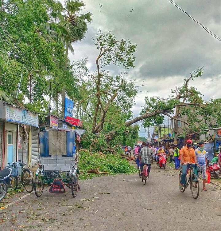 peritaGhosh15's tweet photo. Shyamnagar 24 no railgate
Rishi arvind scl
Feeder road
#amphan_effect https://t.co/ryCqSCVS4d