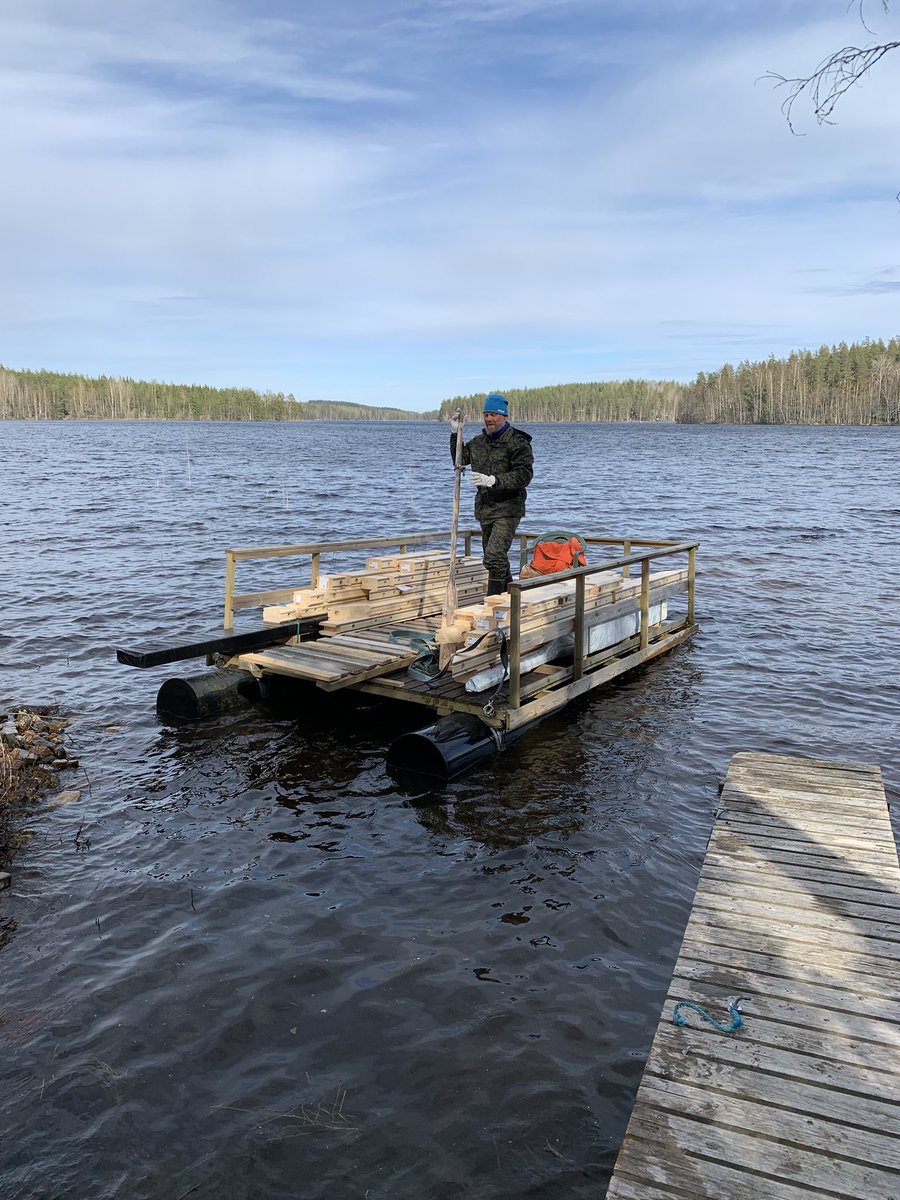 ville2fiddy's tweet photo. Duunataan rantasauna Part 1 — Kuskaa reilut 11 000 kiloa puutavaraa ponttoonilautalla saarelle https://t.co/CQOpwD0POt