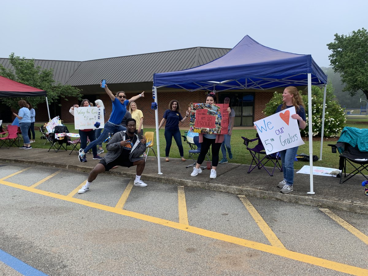 HarbisonWestEl's tweet photo. We had so much fun celebrating our #HWES Heroes today! Check out our Facebook page for all the photos from today! #BelieveGrowSoar #Pridein5 https://t.co/Nyg7eQN0CI