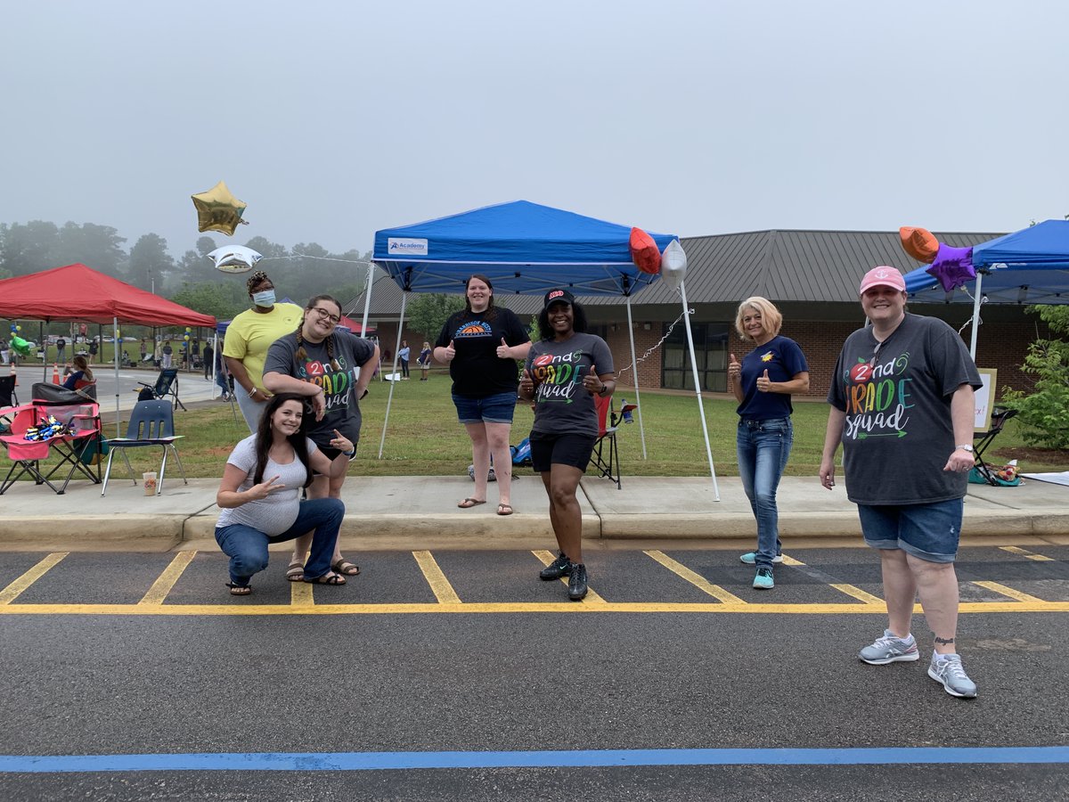HarbisonWestEl's tweet photo. We had so much fun celebrating our #HWES Heroes today! Check out our Facebook page for all the photos from today! #BelieveGrowSoar #Pridein5 https://t.co/Nyg7eQN0CI