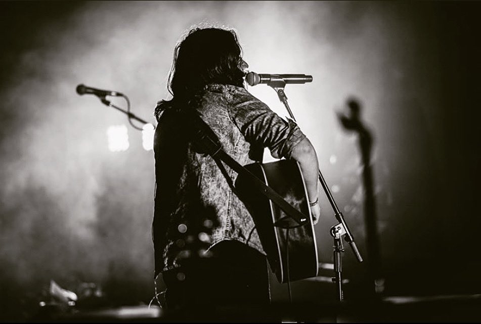 KIMMETTMUSIC's tweet photo. Anyone missing live concerts as much as i am?! 😭 Let me know which town/city you’d like me to come play when lockdown is over? 🙏
.
“Ohhh..you met me in a desperate place..and that’s where everything changed.” #SinceIMetYou
.
.
#JamieKimmett #christianmusic 
📸 @JohnnyMillerV https://t.co/0ezSUM78cl