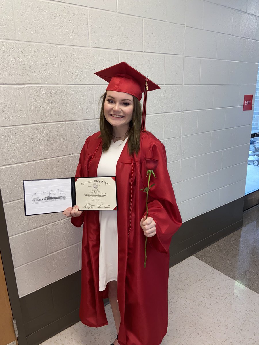 _ambbx's tweet photo. & just like that the high school is officially over 🥺❤️ #forevertiger #chs @CirclevilleCity thank you for everything you’ve done to make our senior year as special as possible witht everything going on !!! https://t.co/JesP8Wx6eN