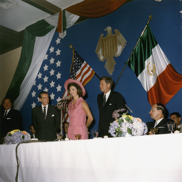 En 1962 John F. Kennedy y Jacqueline Kennedy visitaron México, en la ceremonia de despedida agradecieron en español al pueblo de México por las atenciones recibidas. 

Escucha en #ContigoEnLaDistancia parte de este discurso resguardado por la <a href="/Fonoteca/">Fonoteca Nacional</a> 👉🏾 bit.ly/36ksigi