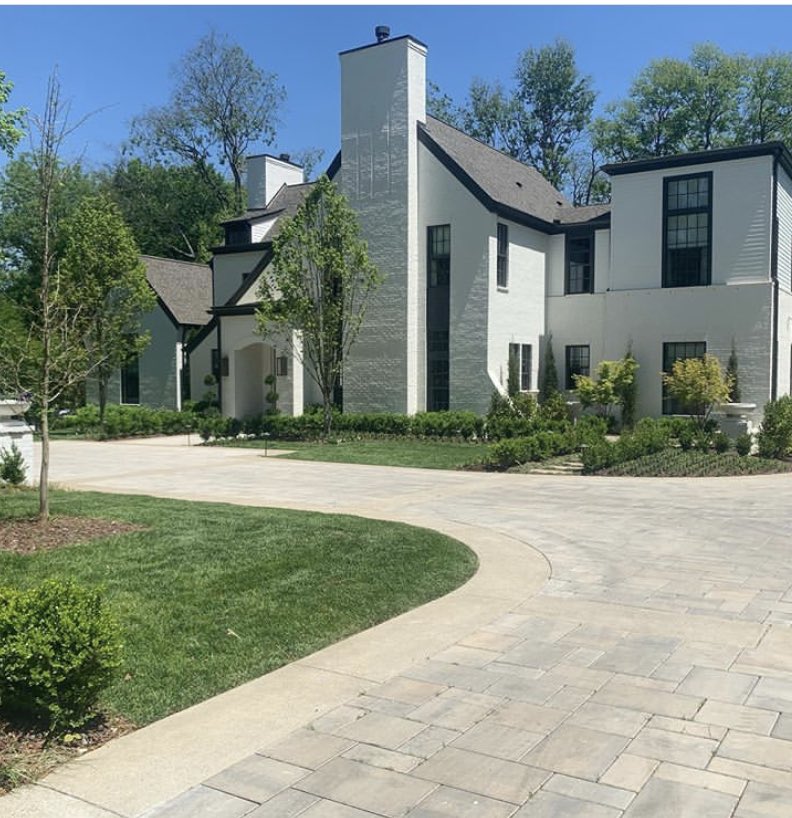 #TechoBloc Vet @southernluxuryconstruction laying down yet another stunning <a href="/techobloc/">Techo-Bloc</a> driveway! This time using our #Blu60 Smooth in #Champlain Grey. Awesome work! 👏🏻👏🏻
