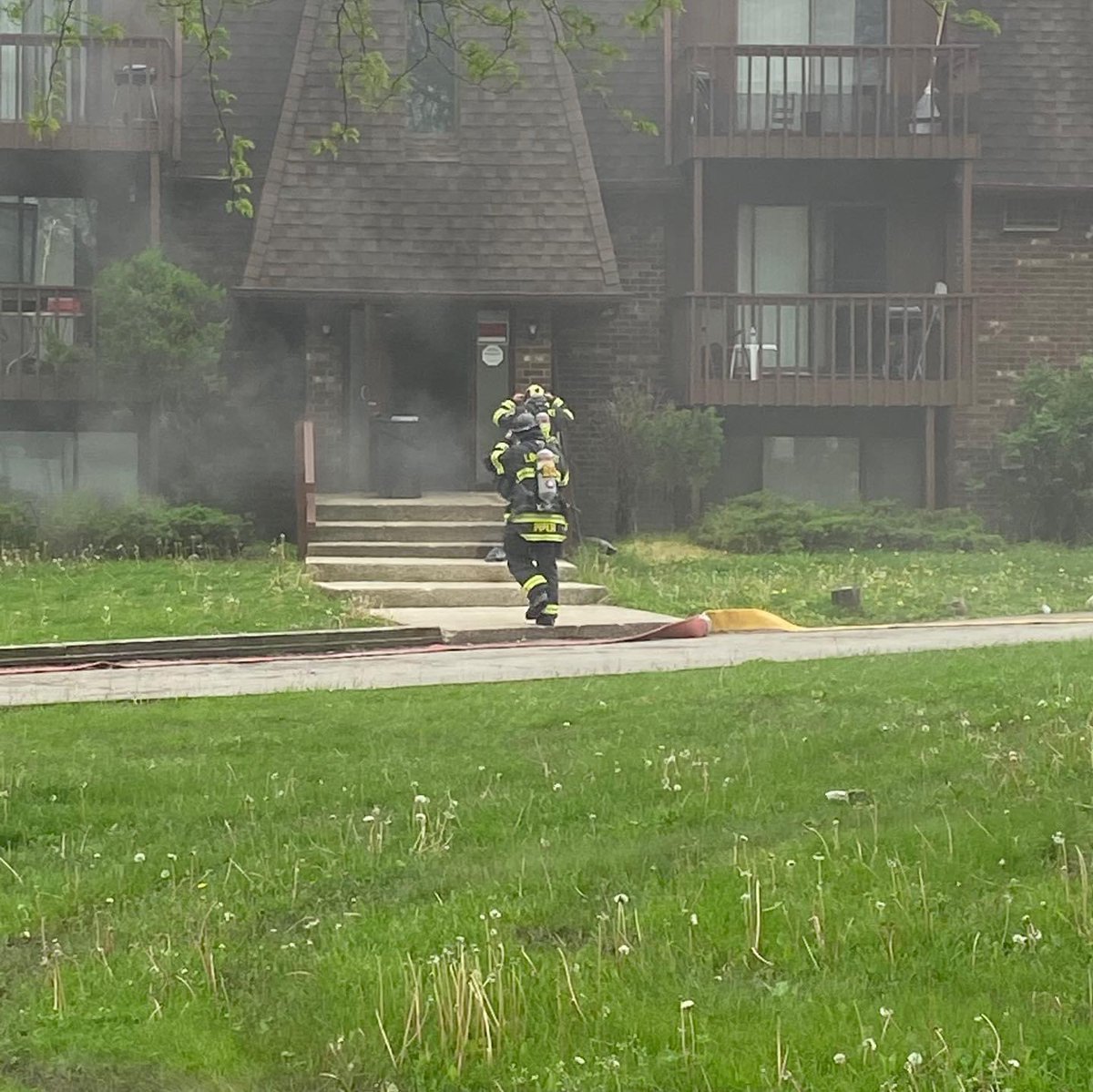 LockportFire's tweet photo. Working structure fire District 2. #company2 #GeneralAlarm #workingfire #prideofthewestside #HereWhenYouNeesUs @CrestHillIL @CityofLockport @RomeovilleToday https://t.co/KxKcbdjLXQ