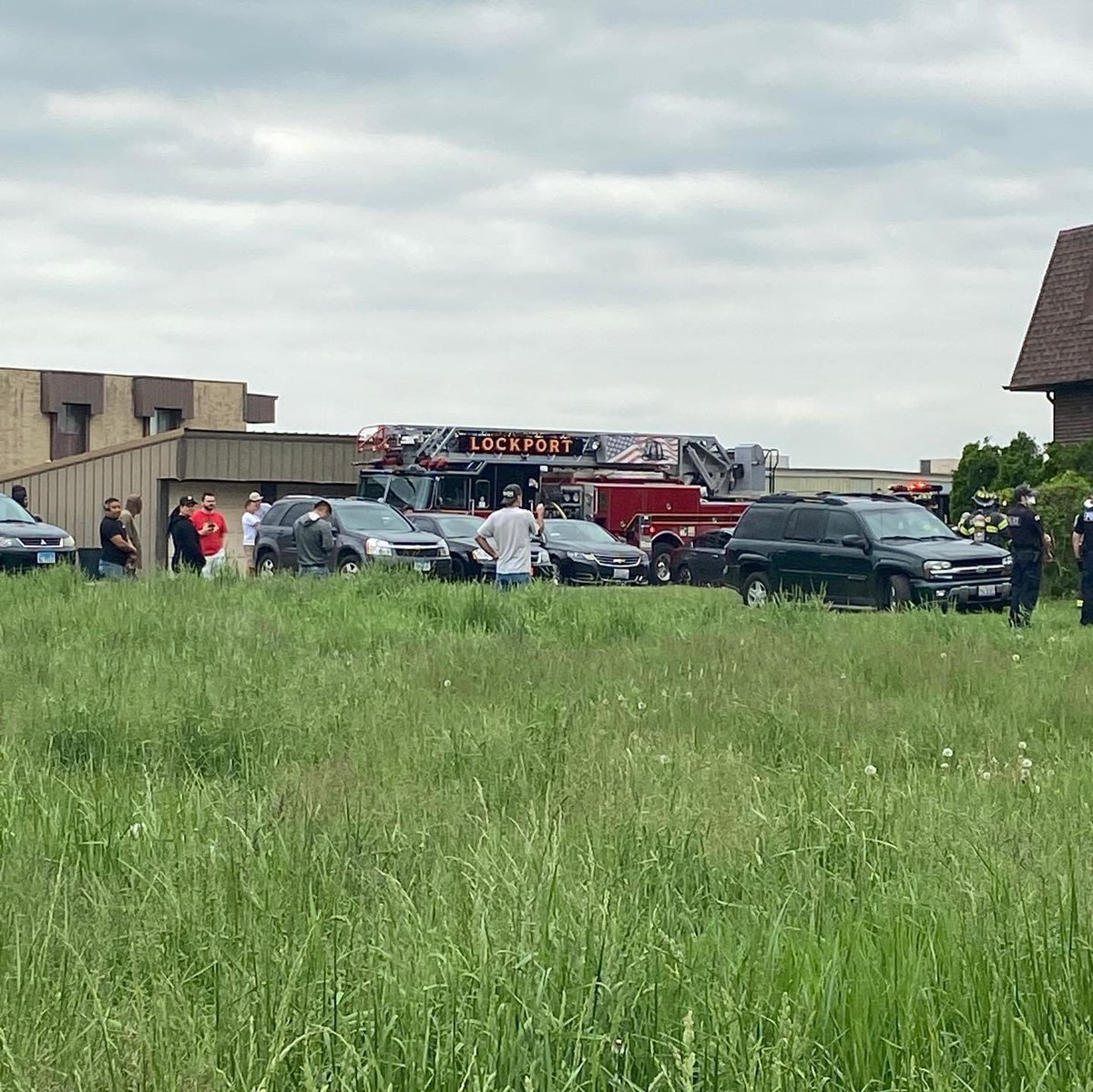LockportFire's tweet photo. Working structure fire District 2. #company2 #GeneralAlarm #workingfire #prideofthewestside #HereWhenYouNeesUs @CrestHillIL @CityofLockport @RomeovilleToday https://t.co/KxKcbdjLXQ