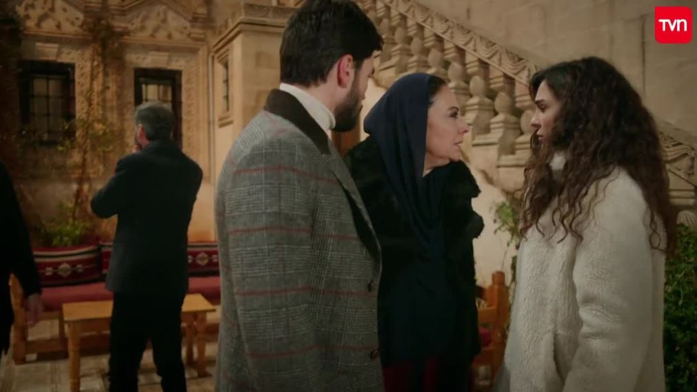 TVN's tweet photo. “La culpable es de Reyyán”: Sultana piensa que ella incentivó a Elif para poder estar junto a Azat 😱 Azize no puede tolerar más con su rabia 😡
#ElifSadoglu
📡 Sigue la señal en vivo https://t.co/AX9cFVEVR8 https://t.co/xkcotl3RRU