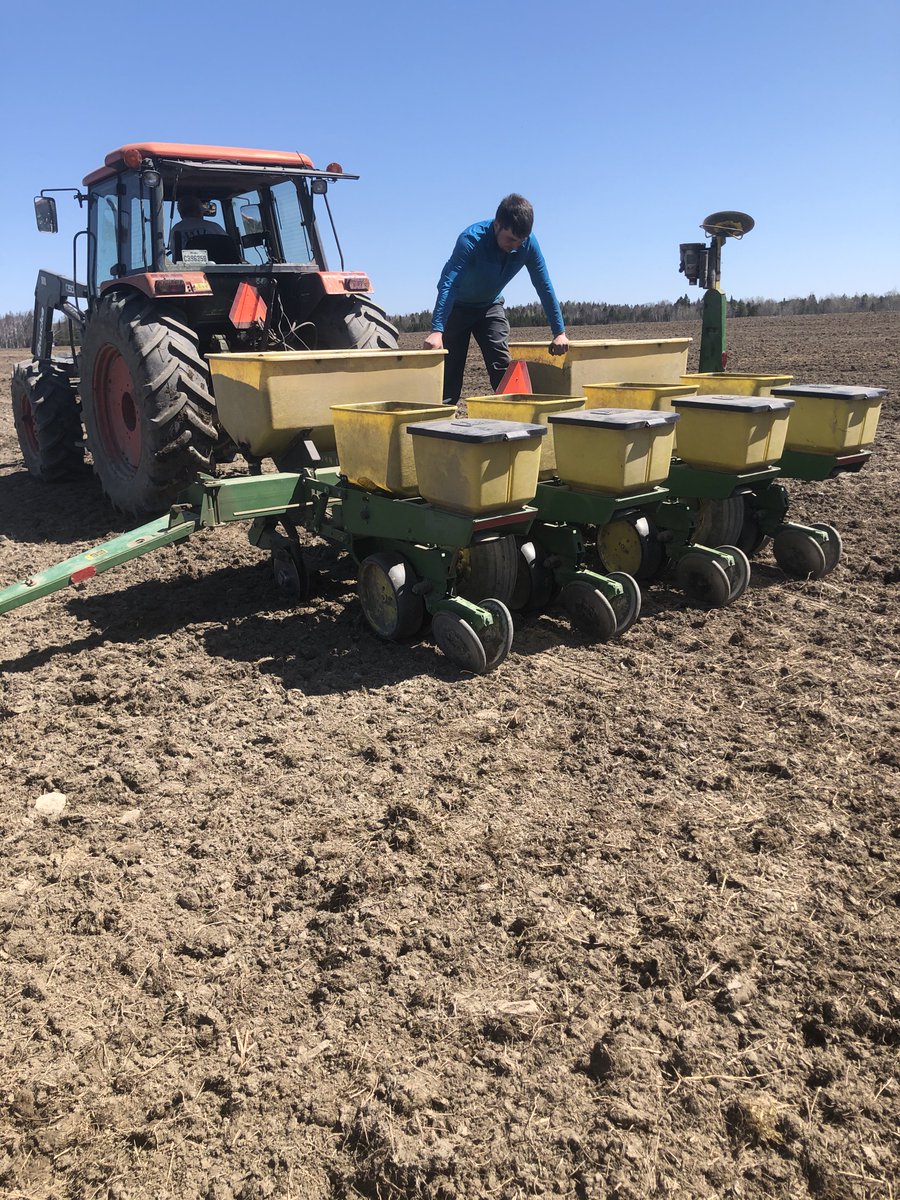 DLFCAN's tweet photo. Taking advantage of these sunny skies to seed a #DLFPickseed corn trial at Ferme Josclaud in Saint-Honoré-de-Shenley, QC!
Avec ce ciel ensoleillé, on en profite pour semer un essai de maïs à la Ferme Josclaud de Saint-Honoré-de-Shenley, QC!
#plant20 #semis20 🌽🚜 https://t.co/vOW4ozM6Uq