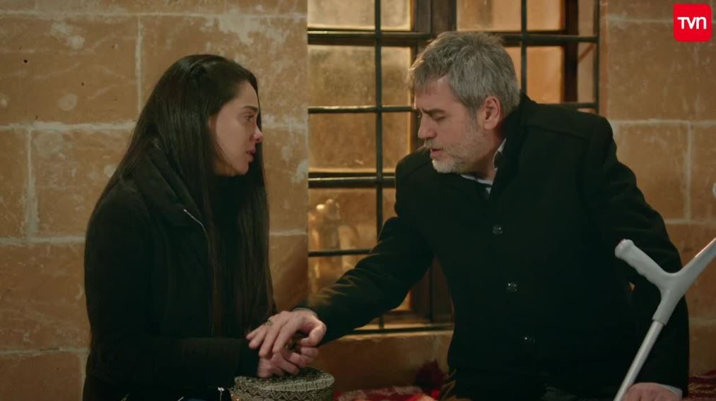 TVN's tweet photo. El consuelo de Hazar le da esperanzas a Elif para poder continuar al lado de Azat ❤️ ¡Comenta con nosotros! 📲
#ElifSadoglu
📡 Sigue la señal en vivo https://t.co/AX9cFVEVR8 https://t.co/VZk2TJy6ig