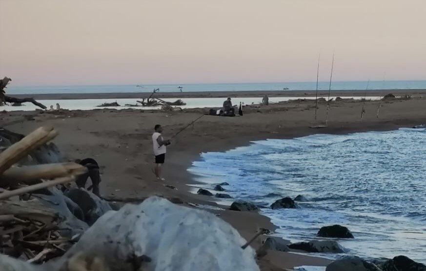 La desembocadura de la Tordera (tancada per protegir la nidificació d'aus😏) literalment ocupada aquest vespre per desenes de pescadors de canya (les fotos no són meves), lo normal, vaja <a href="/ajmalgrat/">Aj de Malgrat de Mar</a> <a href="/Blanes_cat/">Ajuntament de Blanes</a>