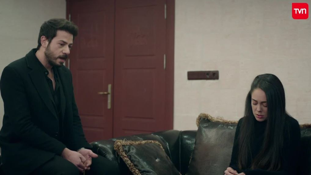 TVN's tweet photo. “No estoy enamorado de ti”. Azat le repite a Elif que aún ama a Reyyán, pero aún así ambos pactaron casarse. ¿Podrán seguir con esta mentira? 💔📲
#ElifSadoglu
📡 Sigue la señal en vivo https://t.co/AX9cFVEVR8 https://t.co/tdTAAvxfYI