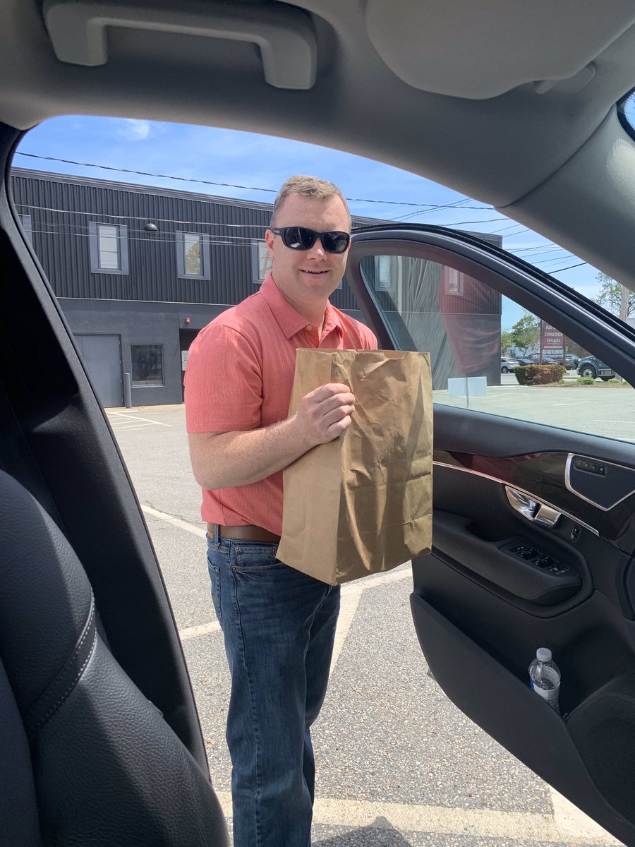 MattKellySenate's tweet photo. Giving back to the community is more important than ever! This is from our visit to the Franklin Food Pantry this week. 
#MeetMattInTheMiddle #ForABetterTomorrow
#MaPoli #togetherapart https://t.co/x2nv2aohOl