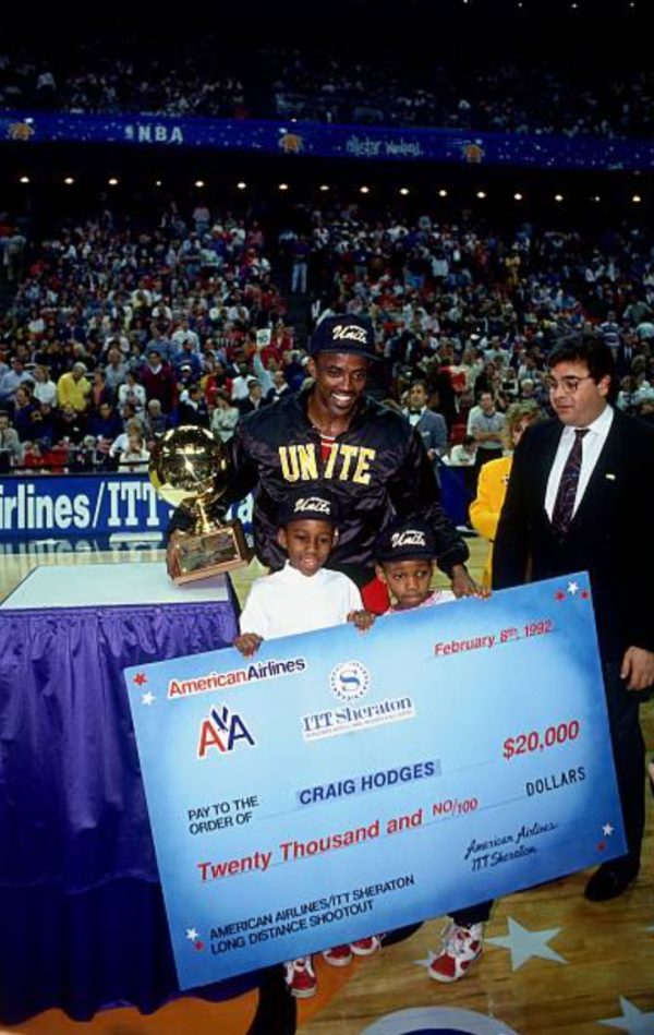 Después de ganar su tercer torneo de triples consecutivo en 1992, Hodges intentó aprovechar el foco luciendo su campera y gorra con la leyenda “UNITE” al aceptar el trofeo. Un saludo a la liga y su protocolo de vestimenta.