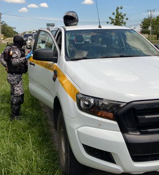 PrensaEPanama's tweet photo. En el distrito de Penonomé aprehendieron a dos personas que mantenía tres paquetes con supuesta droga en un vehículo presuntamente propiedad de la Junta Comunal del corregimiento de El Pájaro, provincia de Herrera. https://t.co/LNY0E7VpWN