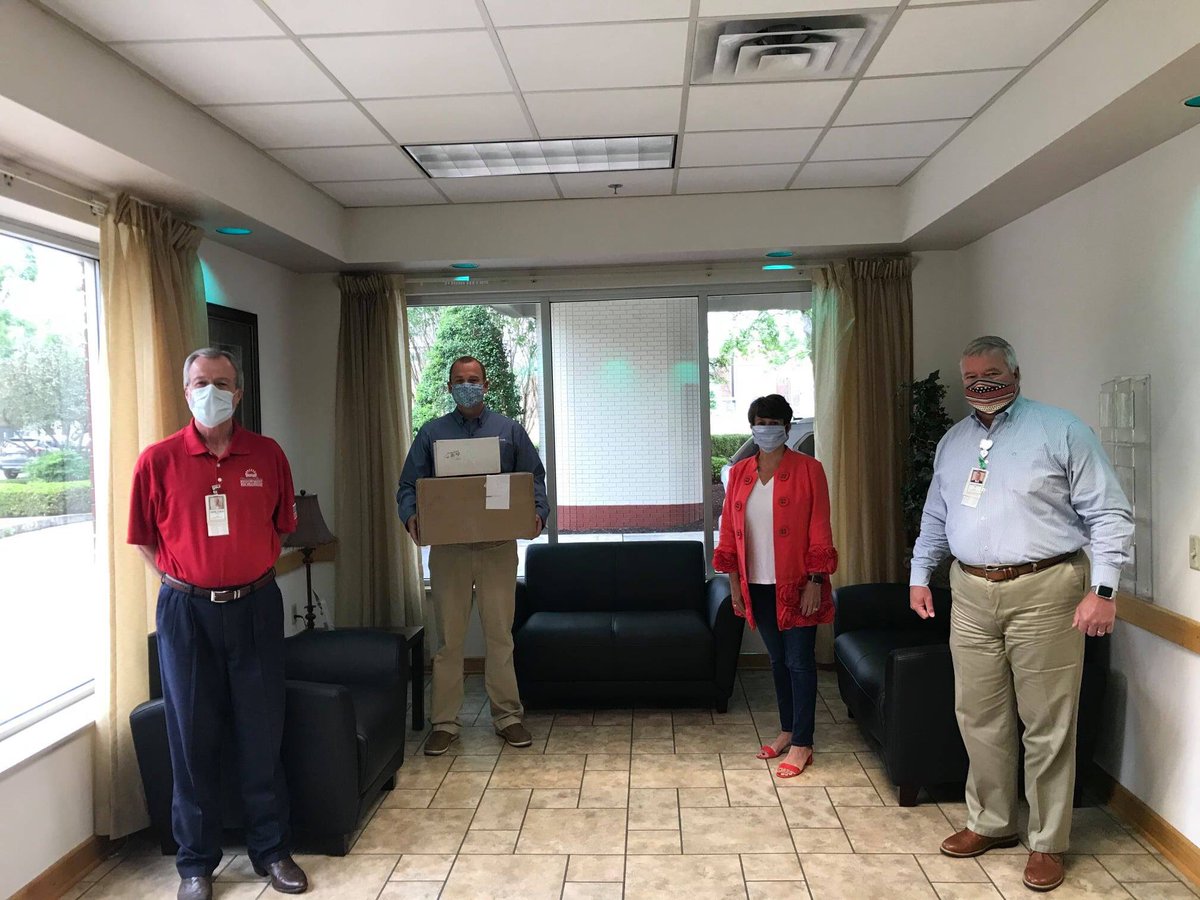 TheMurrayBank's tweet photo. Coming together to help support the needs of our community is something we are all doing these days. We were happy to partner with @1776Bank to purchase 1,000 KN95 masks for the Murray Calloway County Hospital. #ThatsMyBank #IndependenceBank https://t.co/1UL2ygUITa