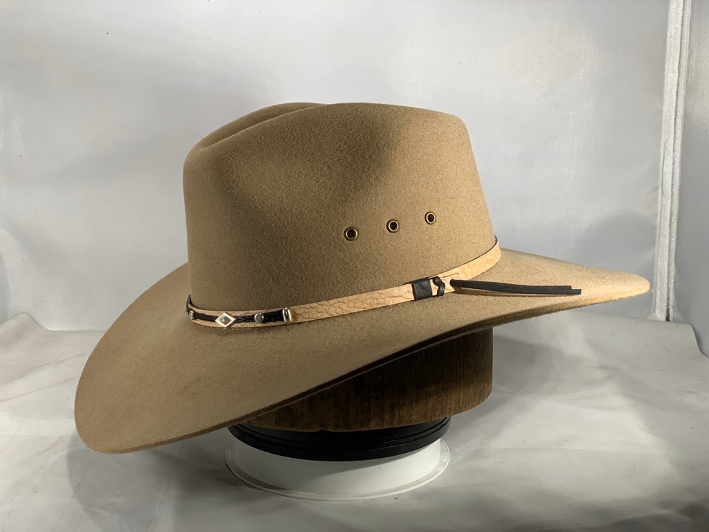 BarBuQuej0's tweet photo. El Detalle Perfecto, 𝙈𝙊𝙉𝙏𝘼𝙉𝘼 100𝙭 𝘾𝙤𝙡𝙤𝙧 𝘼𝙍𝙀𝙉𝘼, 𝙀𝙨 𝙉𝙪𝙚𝙨𝙩𝙧𝙤 𝙍𝙚𝙘𝙤𝙢𝙚𝙣𝙙𝙖𝙙𝙤 𝙥𝙤𝙧 𝙎𝙪 𝙀𝙡𝙚𝙜𝙖𝙣𝙘𝙞𝙖, 𝘾𝙖𝙡𝙞𝙙𝙖𝙙𝙮 𝙋𝙤𝙧𝙩𝙚... 𝙈𝙊𝙉𝙏𝘼𝙉𝘼 100𝙭
.
. . #Caballos #sombrerollanero #sombreropija #sombreroveguero #barbuquejo #montana https://t.co/wtMIasZU3Z