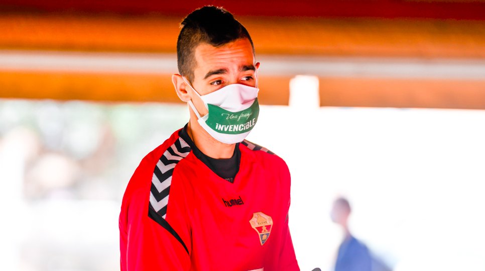 La plantilla del Elche, con las mascarillas del club (Foto: ECF).