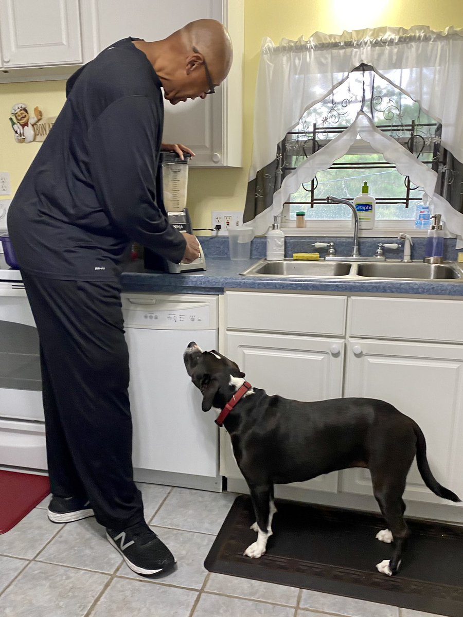 ChefKevinBelton's tweet image. I’m not sure who’s helpin who here😎 #zoomin #virtualcookingclass #thehelp #chef #cookiemonster #cheflife