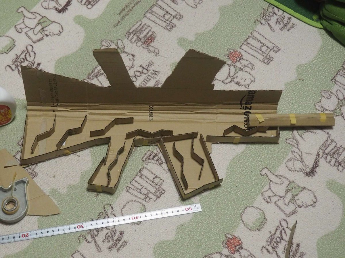 Kawaharazakki Gmail Com 次男 6歳 が 銃が欲しい とか言うのでダンボールで自動小銃っぽいものを作ってみました 適当に作った割に 黒く塗ったら結構それっぽい 構えた姿も カッコいい 写真で構えてるのは長男 なぜか長男の方が気に入ってる 式