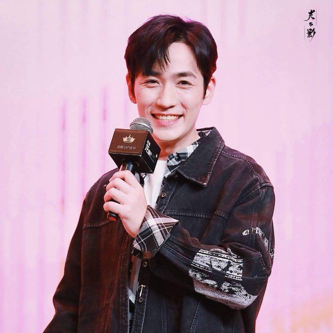 thread of zhu yilong smiling but his smile gets bigger as you scroll