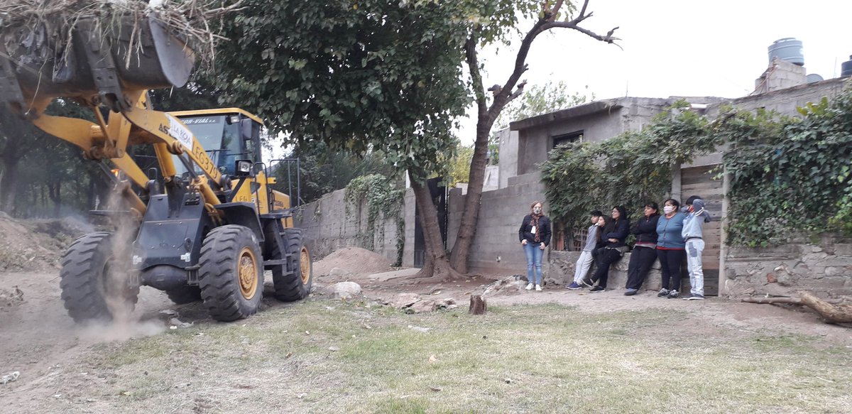 rippapatricia's tweet photo. Trabajando para que la ciudad sea más bonita y saludable  en Los Cerros #CePaRNorte @OesteCepar trabajador@s municipales  que ponen cuerpo y alma  por amor a La Rioja 
@ines_byd @municipalidadlr https://t.co/k5Lv29tvx8