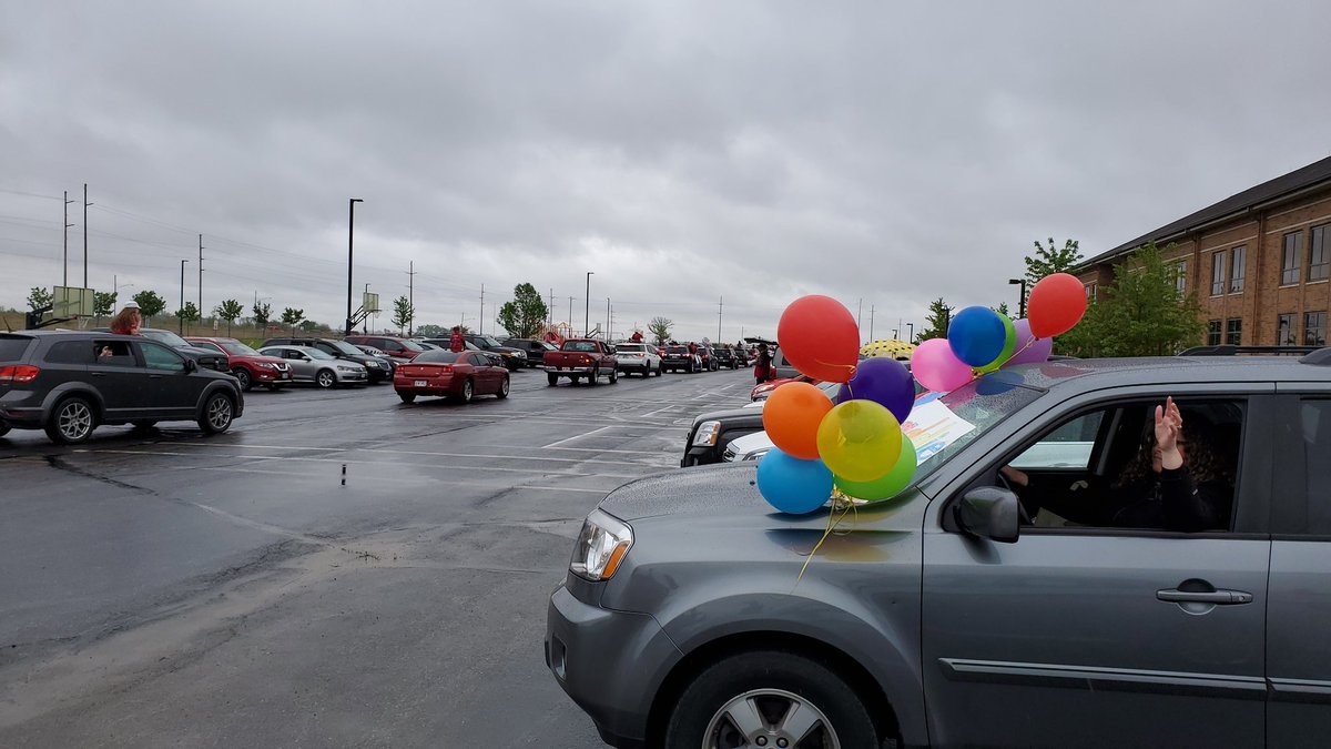 OhrRoy's tweet photo. In the words of Ian Malcolm, "Life finds a way".  No 5th grade clap out in the building? No problem.  #HonkOut  Parents, students, staff and the community at large found a way.  Special thanks to the MOLO for participating! @mayorclosser @MrRileyjo @drloukramer https://t.co/I4W9Der6K1