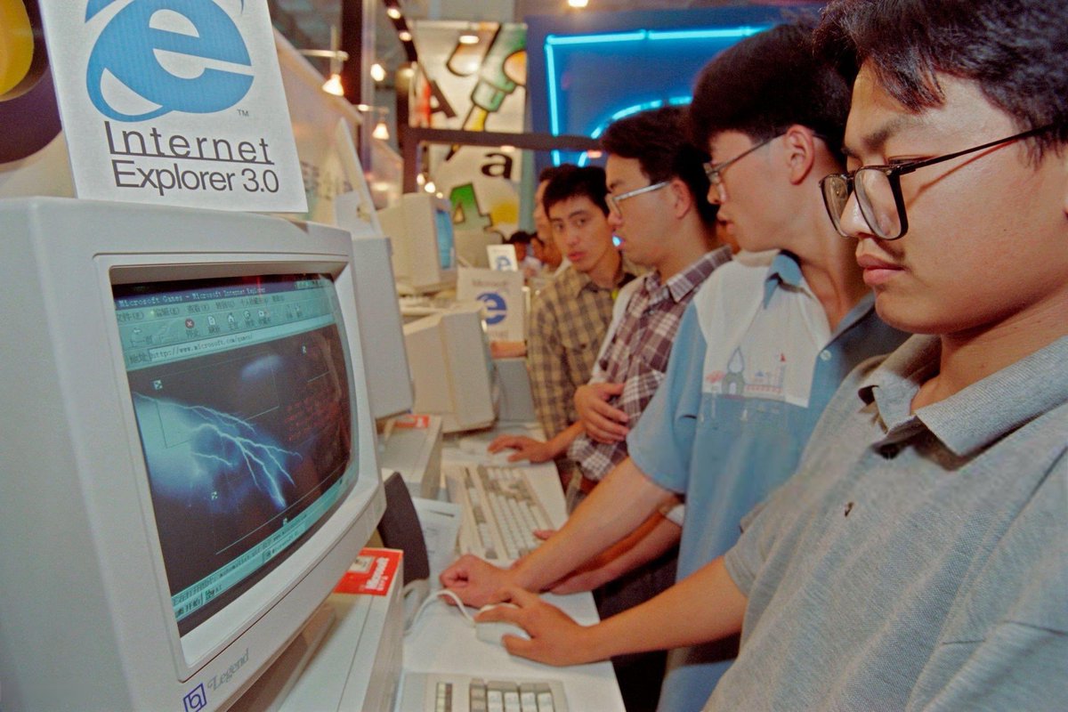 SemiconductorWv's tweet photo. 1996, Beijing, China. Visitors to a computer exhibition browsing the World Wide Web using Microsoft Internet Explorer 3.

Photo by Robyn Beck, September 10, 1996 https://t.co/aWfyKaEr3s