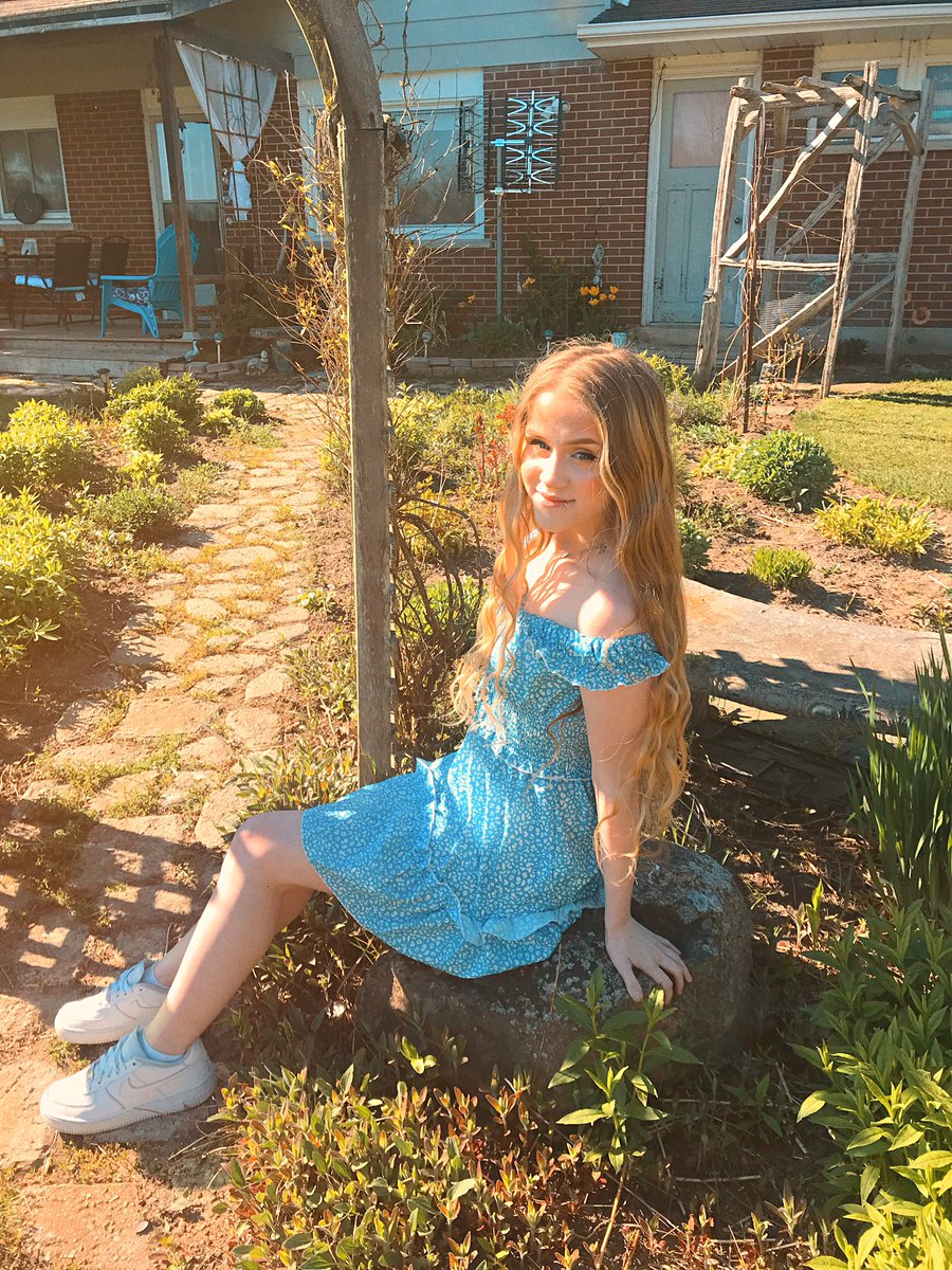 Itskayleeyuh's tweet photo. I went outside just to take these pics https://t.co/vl8cnTPlkY