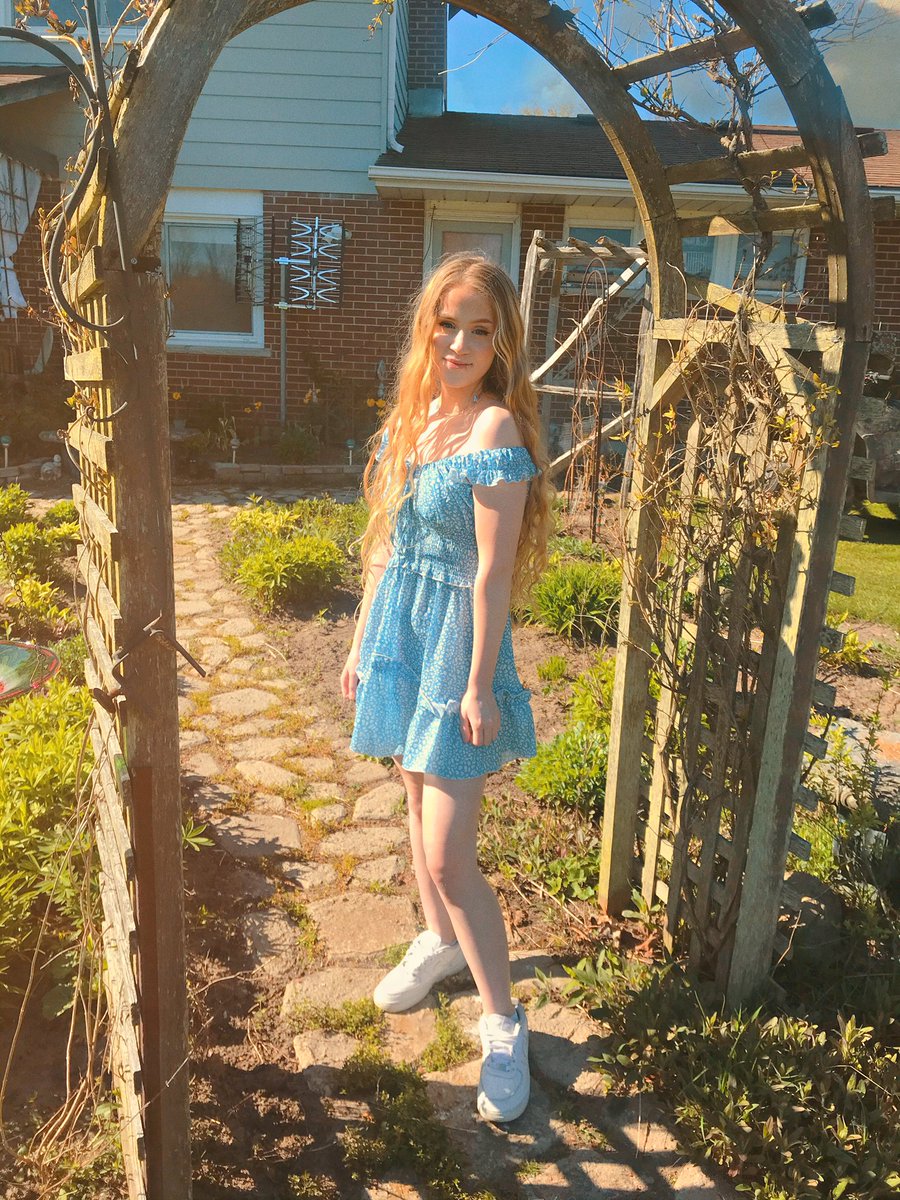 Itskayleeyuh's tweet photo. I went outside just to take these pics https://t.co/vl8cnTPlkY