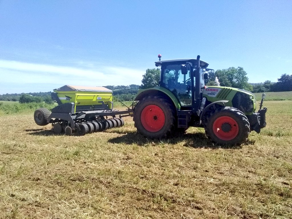 Artémis , c'est la luzerne semée en direct après un méteil .Pas de labour , le semoir tranche la terre , dépose la graine à la profondeur choisie. Du sainfoin a été semé en même temps . Les récoltes futures se préparent . 
#MoiJeSèmeMaPrairie
#COSE
<a href="/Barenbrug_SC/">BARENBRUG FR</a> 
@SkyAgriculture