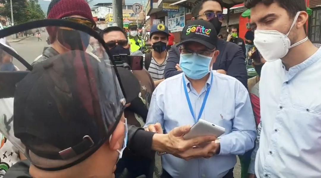 Personero de Fusagasugá en diálogo con los comerciantes de la plaza de mercado.
facebook.com/54921312520372…