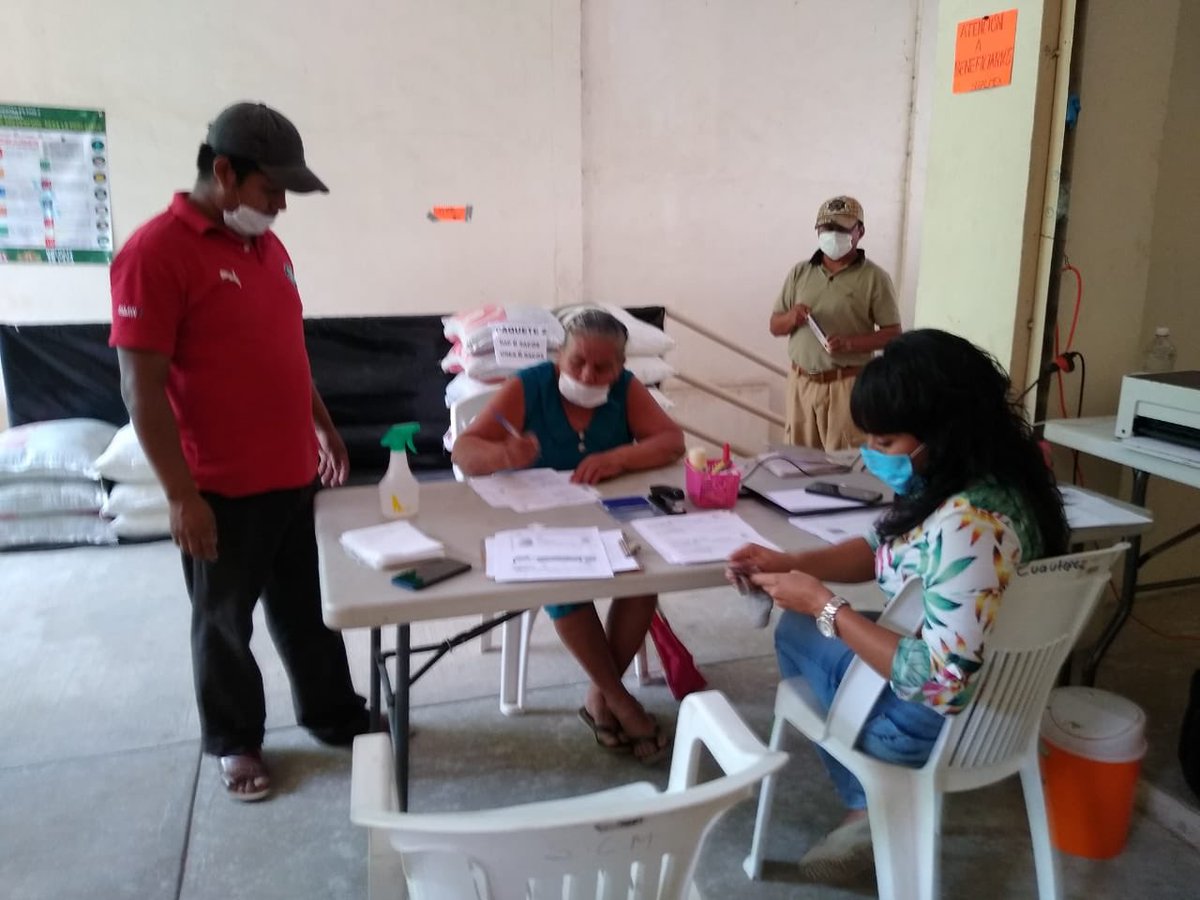 Dimos seguimiento al proceso de entrega de #FertilizanteGratuito al campesinado, nos interesa que el insumo para el campo llegue a todos los municipios de Guerrero, ésta es una de las gestiones más importantes para nuestro estado.