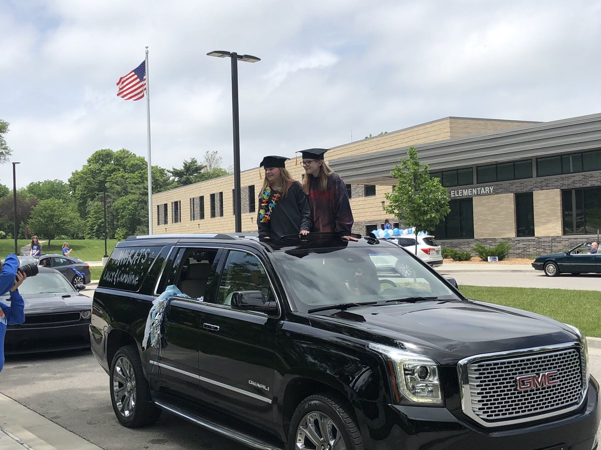 Bulldogs512's tweet photo. We had an amazing 6th grade car parade/celebration today! It was awesome to recognize our 6th grade students! Thank you to the students, parents, teachers, and Officer Wolf for making this possible! Proud of our graduating 6th grade class! @theSMSD @BriarwoodElem https://t.co/GL7BeDkPIZ