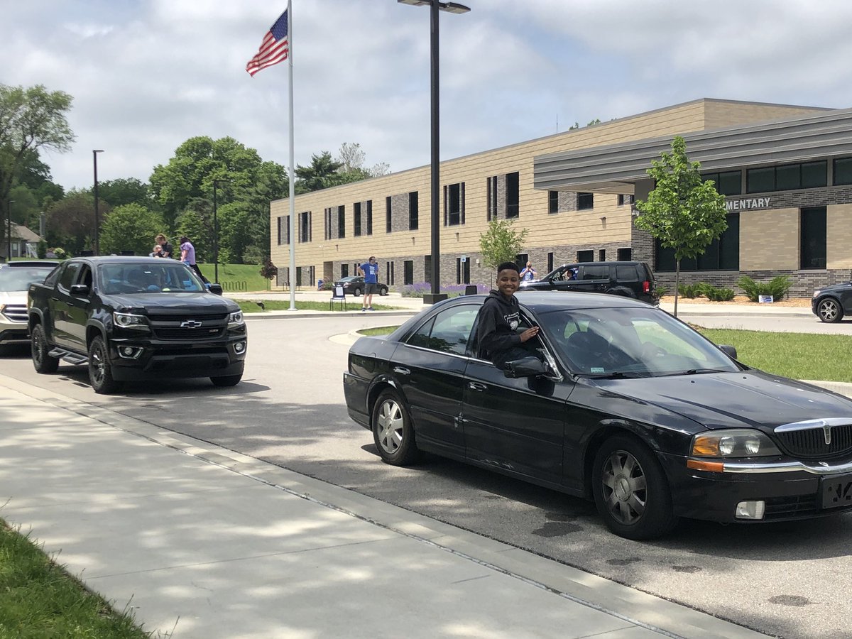 Bulldogs512's tweet photo. We had an amazing 6th grade car parade/celebration today! It was awesome to recognize our 6th grade students! Thank you to the students, parents, teachers, and Officer Wolf for making this possible! Proud of our graduating 6th grade class! @theSMSD @BriarwoodElem https://t.co/GL7BeDkPIZ