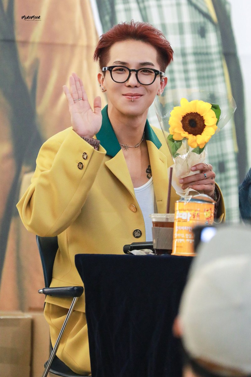 a thread of song mino smiling but it gets bigger as you scroll