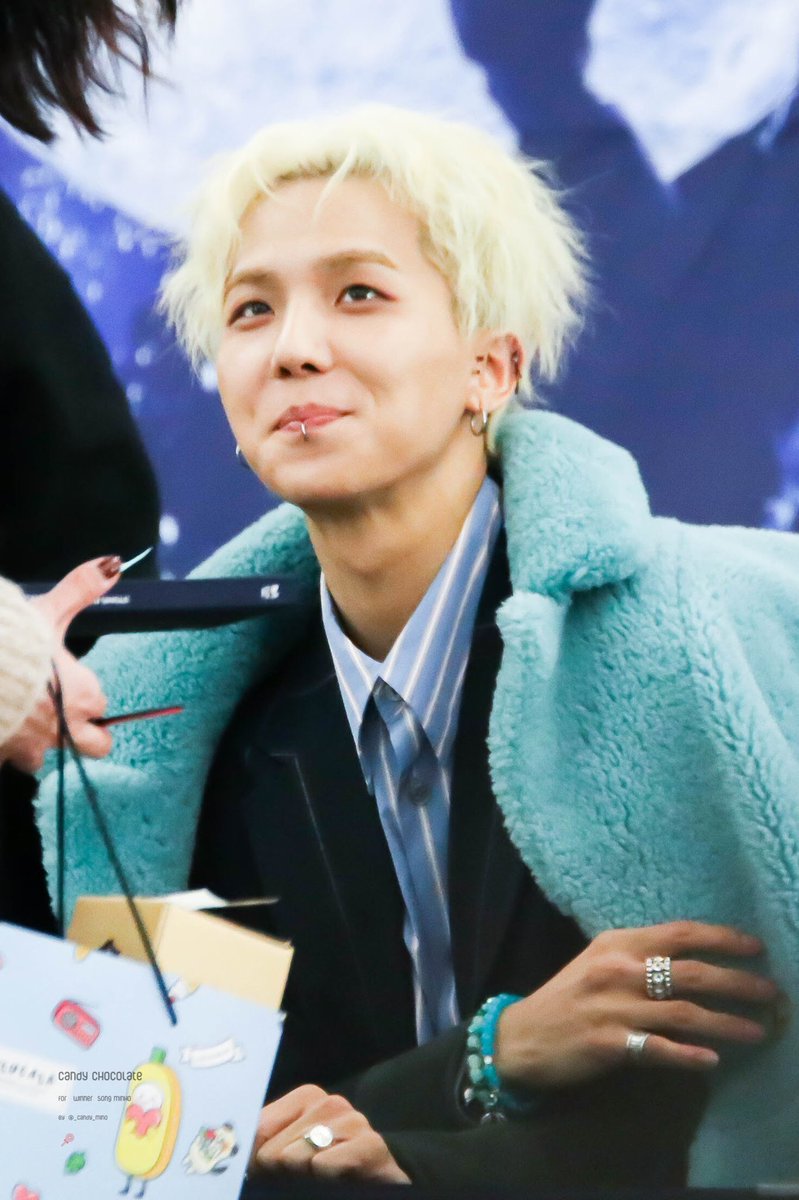 a thread of song mino smiling but it gets bigger as you scroll