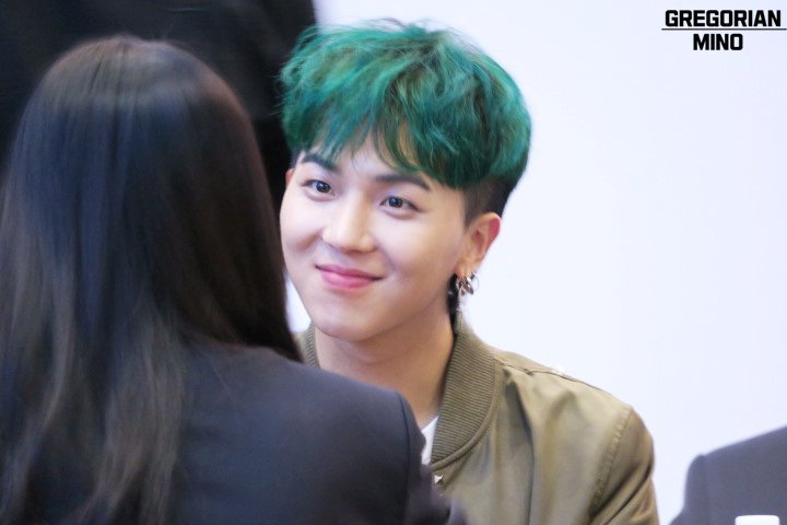 a thread of song mino smiling but it gets bigger as you scroll