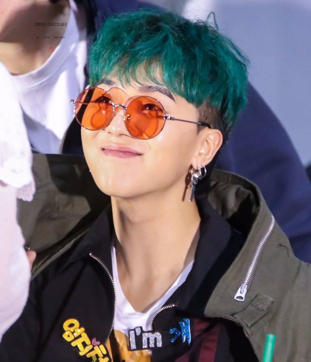 a thread of song mino smiling but it gets bigger as you scroll