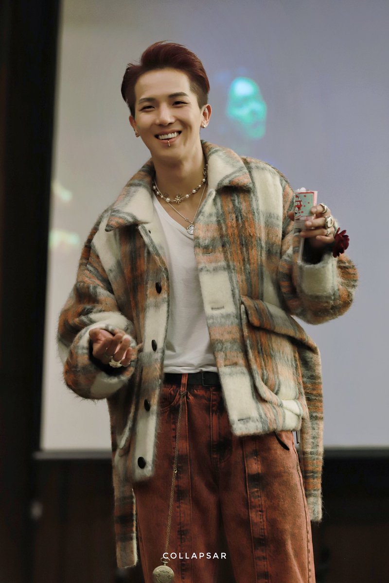 a thread of song mino smiling but it gets bigger as you scroll