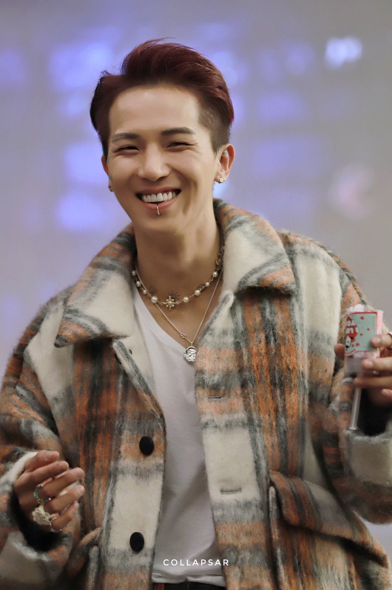 a thread of song mino smiling but it gets bigger as you scroll