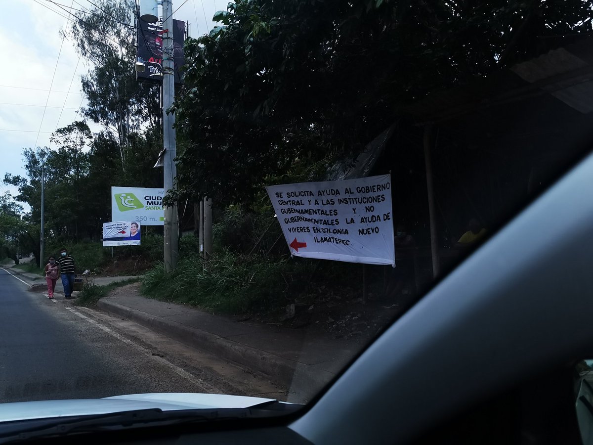 FranciscoMsrti1's tweet photo. Aviso urgente sobre la carretera internacional q pasa x Santa Ana antes de llegar al desvío para Sonsonate hay varias comunidades q necesitan ayuda por favor les suplico si alguien les puede ayudar hoy pase x hay y hay niños y ancianos que no tienen que comer @nayibbukele https://t.co/jKr9ltmm9z