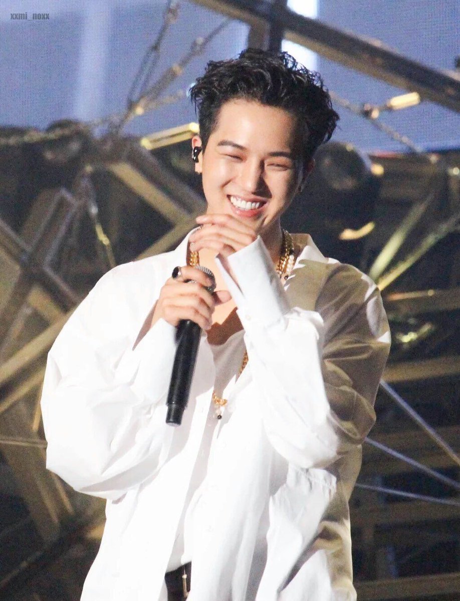 a thread of song mino smiling but it gets bigger as you scroll