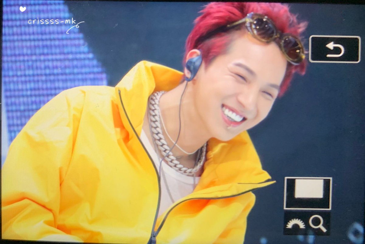 a thread of song mino smiling but it gets bigger as you scroll